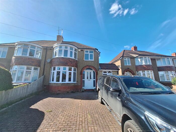 3 Bedroom Semi Detached House To Rent In Geoffreyson Road, Caversham, Reading, RG4