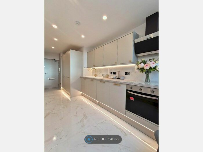 3 Bedroom Flat To Rent In Albert Barnes House, London, SE1