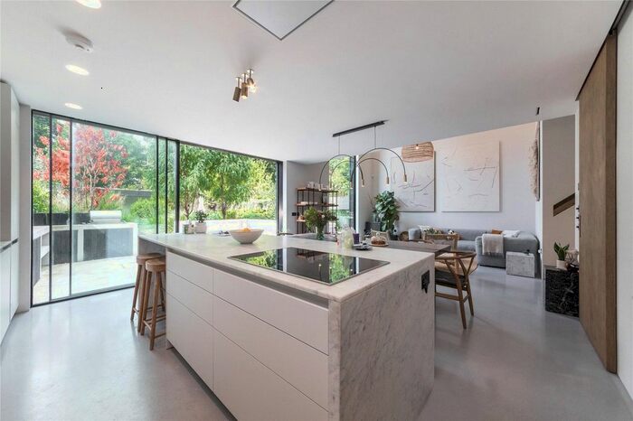 6 Bedroom Semi-Detached House To Rent In Navarino Road, Hackney, London, E8