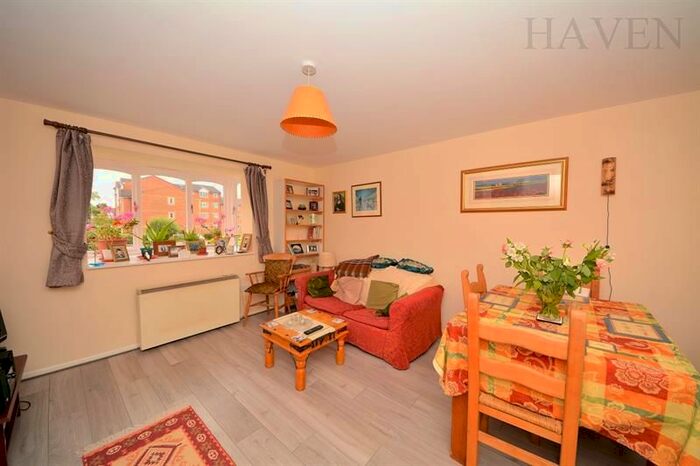 2 Bedroom Flat To Rent In Blackdown Close, London, N2