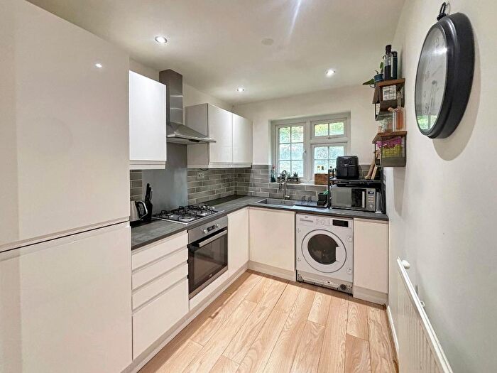 2 Bedroom Flat For Sale In Spindlewood Gardens, Croydon, CR0