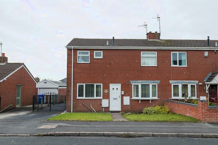 3 Bedroom Semi-Detached House To Rent In Rainford Close, Packmoor, Stoke-On-Trent, ST7