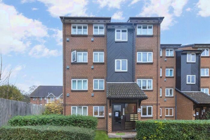 1 Bedroom Flat To Rent In Saxon Close, Surbiton, KT6