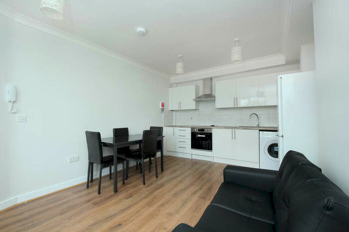 3 Bedroom Flat To Rent In Uxbridge Road, W12