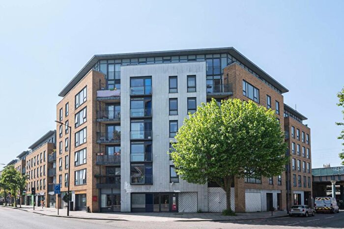 2 Bedroom Flat To Rent In Mare Street, Hackney, London, E8