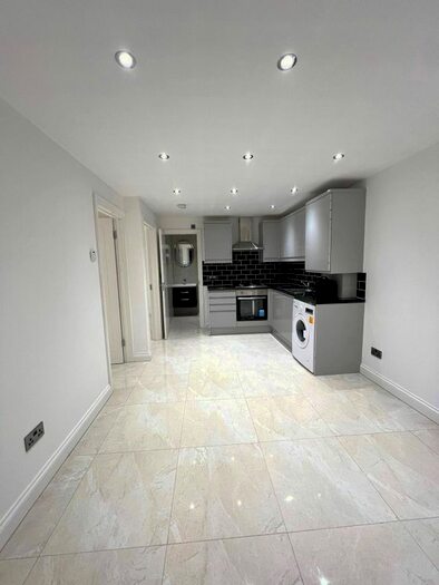 2 Bedroom Flat To Rent In Brisbane Road, Ilford, IG1