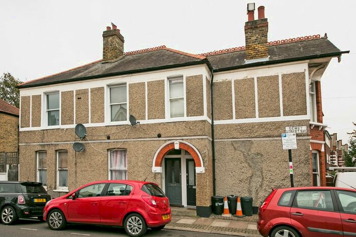 3 Bedroom Flat To Rent In Vant Road, London SW17