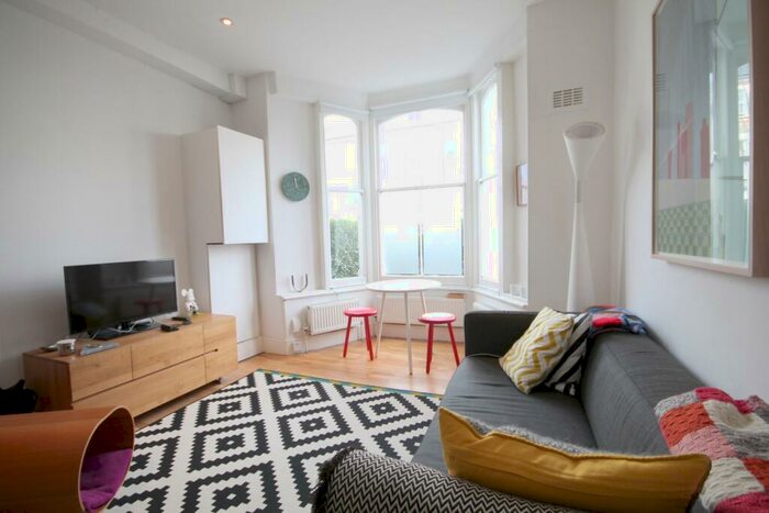 1 Bedroom Flat To Rent In Roden Street, Islington, N7
