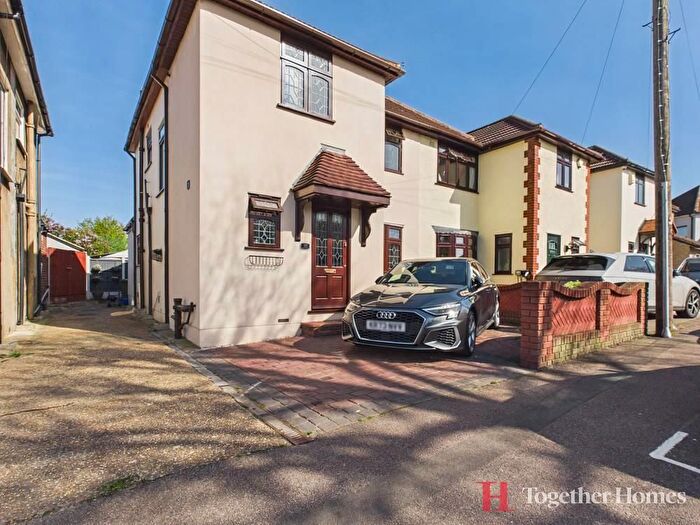 4 Bedroom Semi Detached House For Sale In Eyhurst Avenue, Hornchurch, RM12