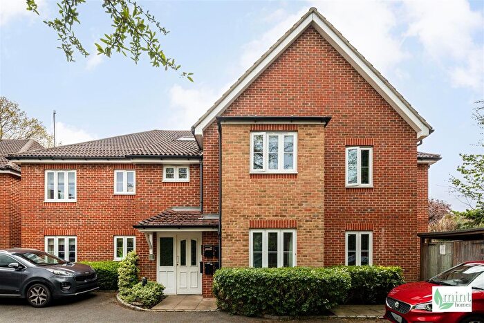 2 Bedroom Flat For Sale In Holmefield Place, New Haw, Addlestone, KT15