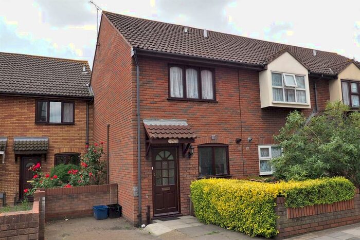 2 Bedroom House To Rent In New North Road, Hainault, IG6