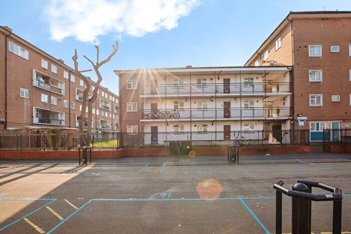 2 Bedroom Flat For Sale In East Street, London, SE17