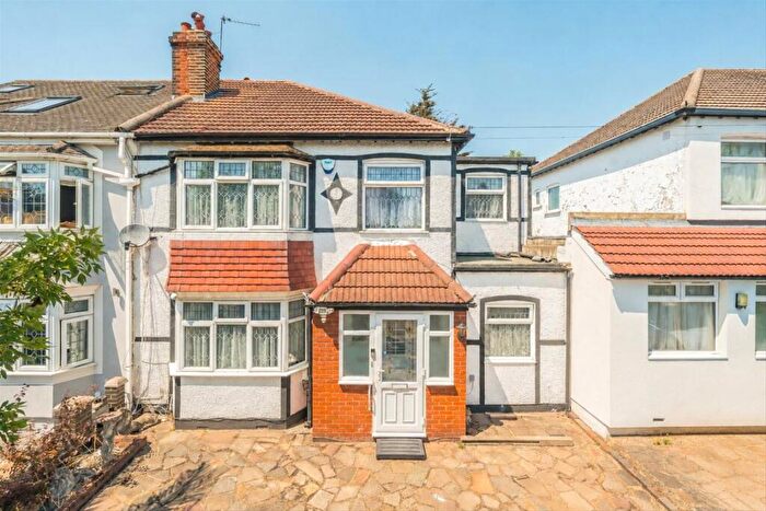 5 Bedroom Semi-Detached House For Sale In Carolina Road, Thornton Heath, CR7