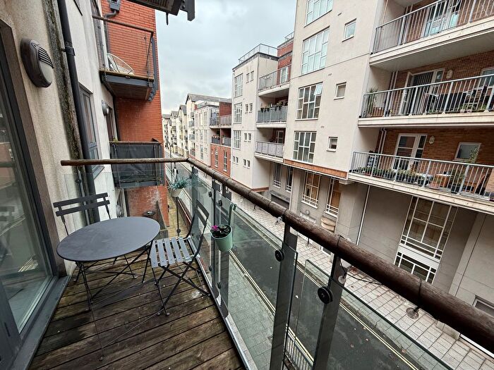 1 Bedroom Flat To Rent In Lower Canal Walk, Southampton, SO14