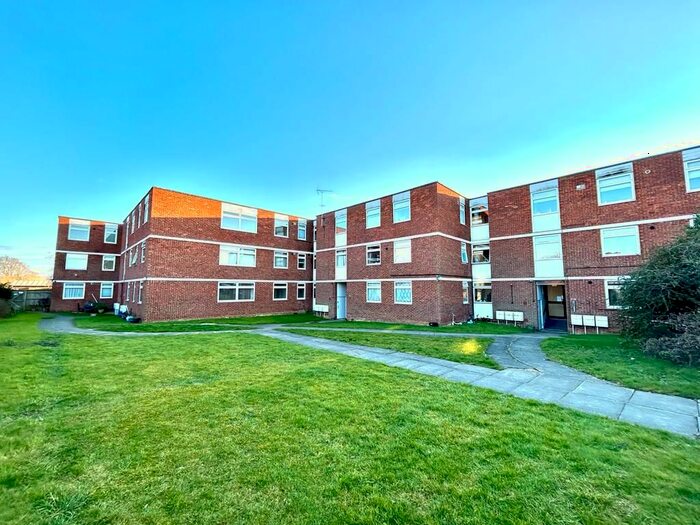 2 Bedroom Flat To Rent In Rideway Court, Aylesbury, HP20