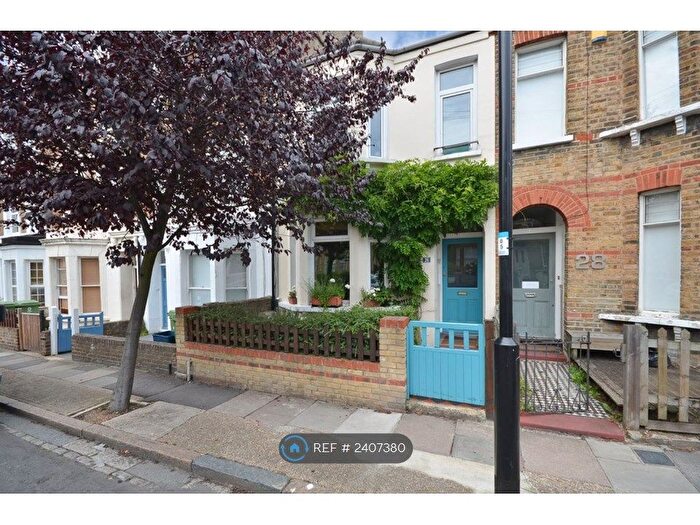 2 Bedroom Flat To Rent In Silvester Road, London, SE22