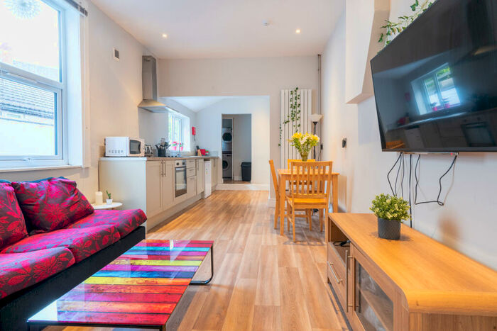 6 Bedroom Terraced House To Rent In Richmond Road - Student House - /, LN1