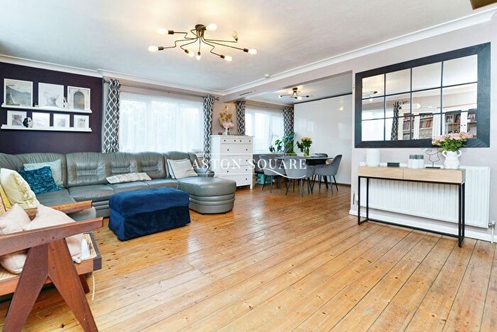 3 Bedroom Maisonette To Rent In Tenterden Drive, London, NW4