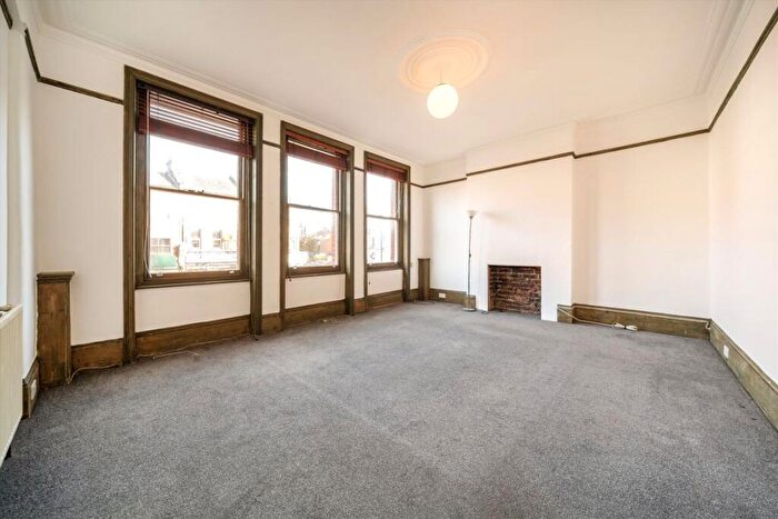 3 Bedroom Flat To Rent In Colney Hatch Lane, London, N10