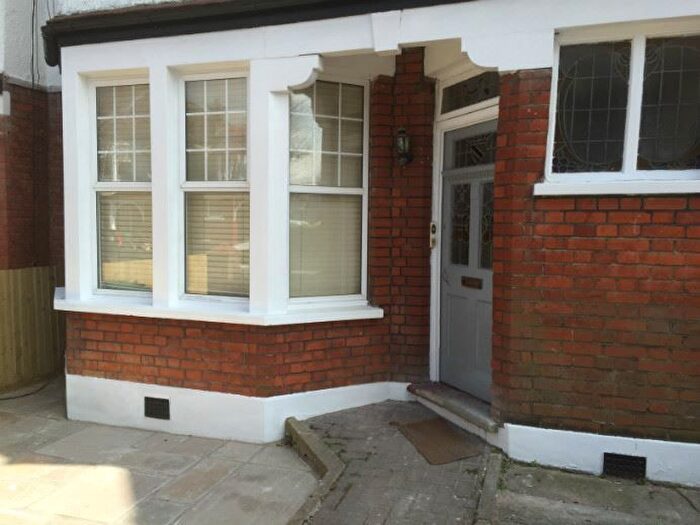 2 Bedroom Flat To Rent In Limes Avenue, London, N12