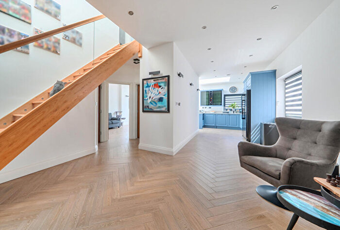 4 Bedroom Bungalow For Sale In Kinloch Drive, London, NW9
