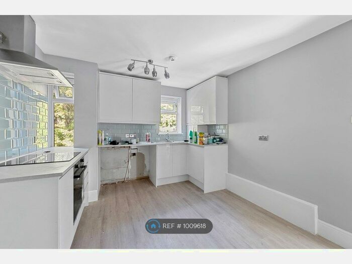 3 Bedroom Flat To Rent In Farnham Gardens, London, SW20