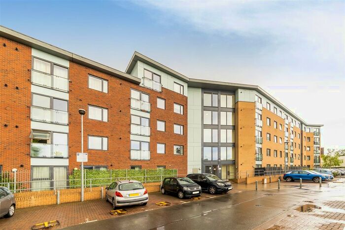 2 Bedroom Flat To Rent In Phoenix House, Bath Road, Hounslow, TW3