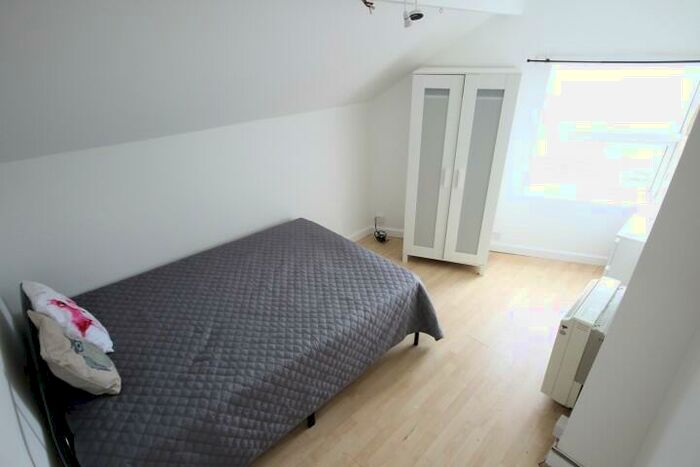 1 Bedroom Flat To Rent In Woodview Street, Beeston, LS11