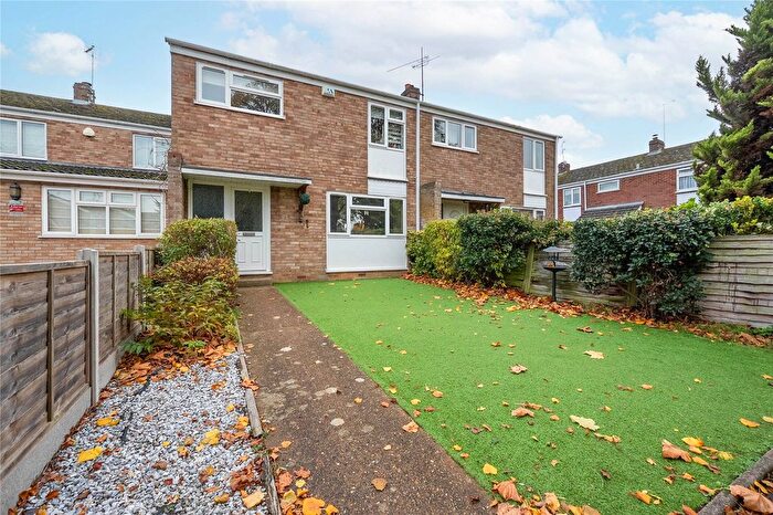 3 Bedroom Semi Detached House For Sale In Winston Close, Leighton Buzzard, Bedfordshire, LU7