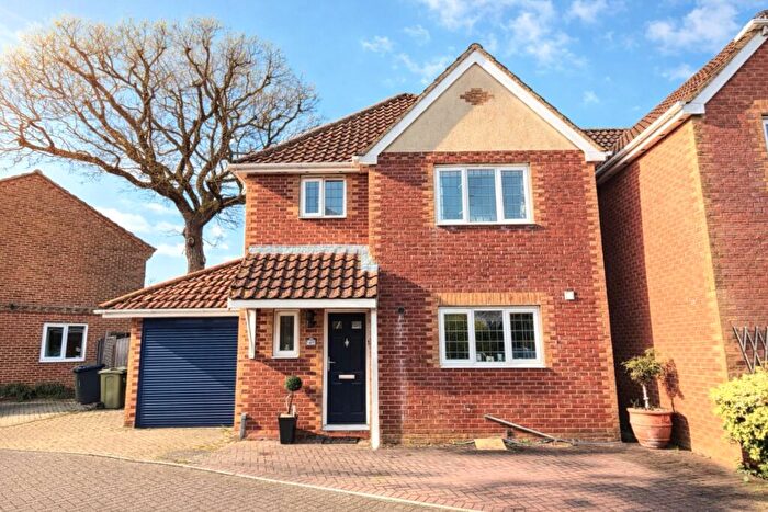 3 Bedroom Detached House For Sale In Oaktrees, Ash, Aldershot, Surrey, GU12