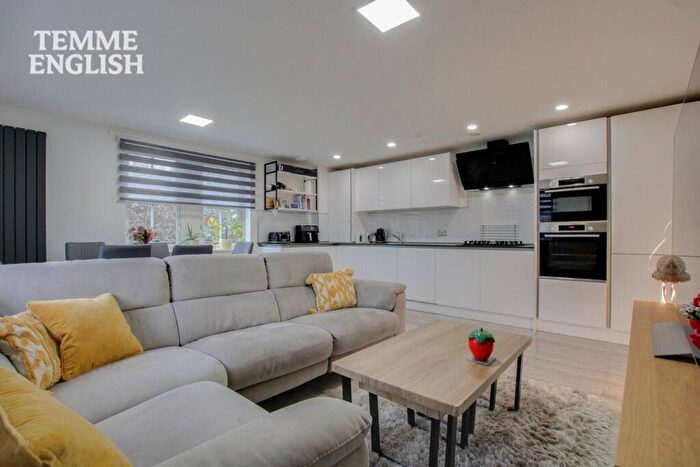 2 Bedroom Flat For Sale In Churchill Avenue, Basildon, SS14