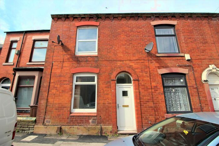 2 Bedroom End Of Terrace House To Rent In Hollinhall Street, Oldham, OL4