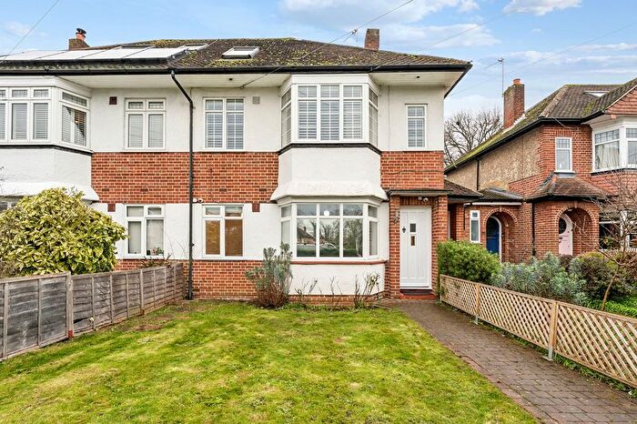 2 Bedroom Flat For Sale In Speer Road, Thames Ditton, KT7