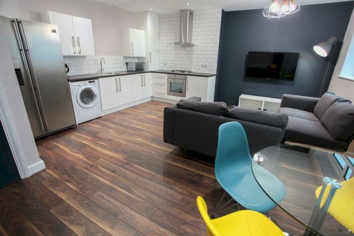 4 Bedroom Flat To Rent In Kempston Street, L3