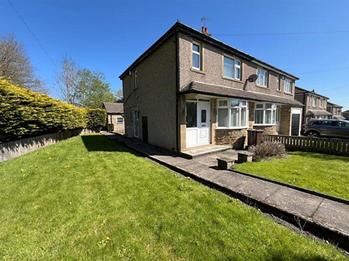 3 Bedroom Semi-Detached House For Sale In Furnace Grove, Bradford, BD12