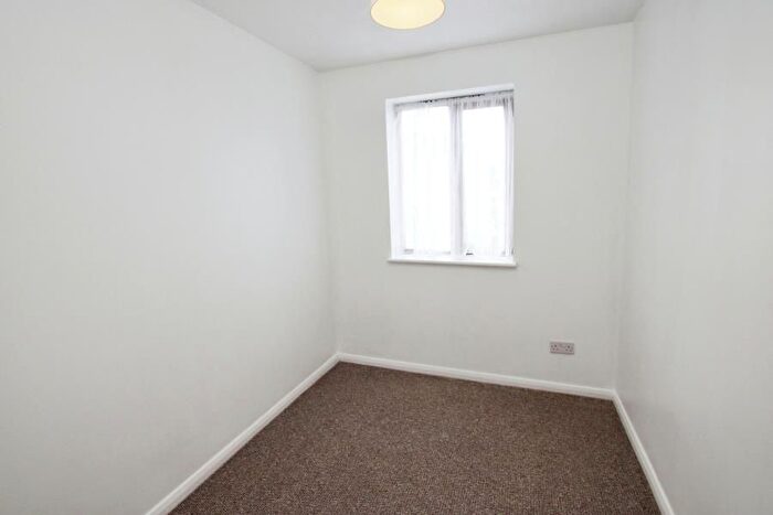 3 Bedroom Flat To Rent In Loughman Close, Kingswood, Bristol, BS15