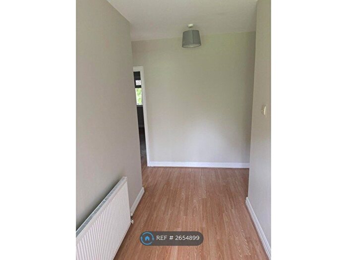 2 Bedroom Flat To Rent In The Avenue, Wembley, HA9
