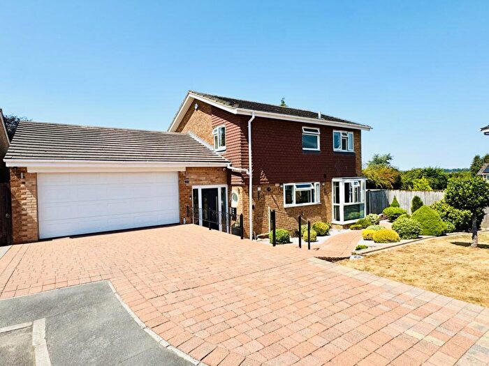 4 Bedroom Detached House For Sale In Iris Close, Kempshott, Basingstoke, RG22