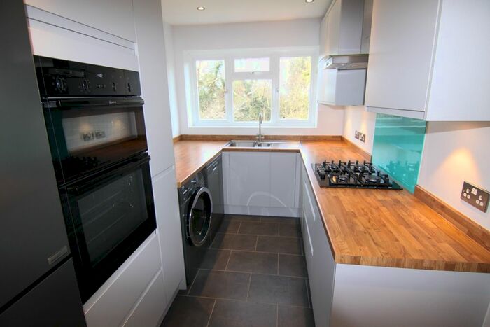 2 Bedroom Flat To Rent In Hollingsworth Court, Lovelace Gardens, Surbiton KT6