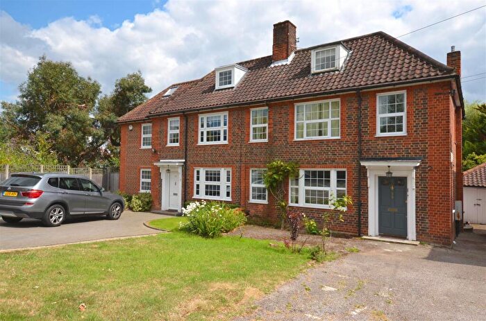 4 Bedroom Semi-Detached House To Rent In Southway, Totteridge, N20