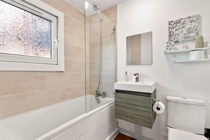 3 Bedroom End Of Terrace House For Sale In Barrs Terrace, Dumbarton, G82