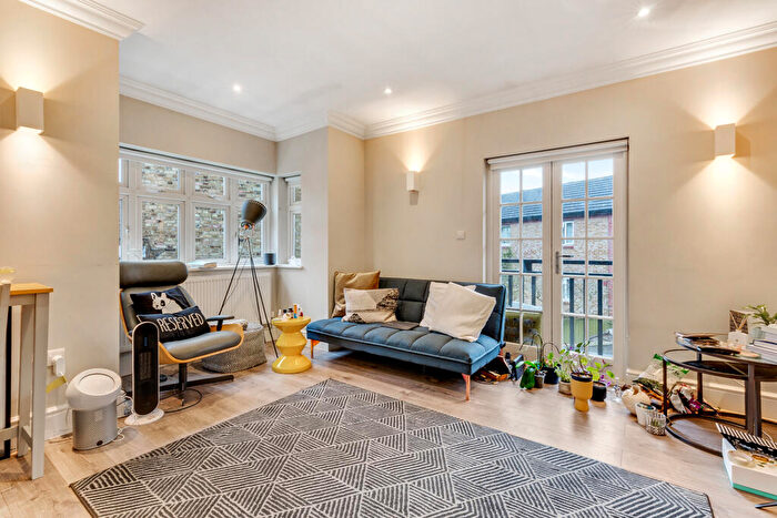 2 Bedroom Apartment To Rent In The Gardens, East Dulwich London, SE22