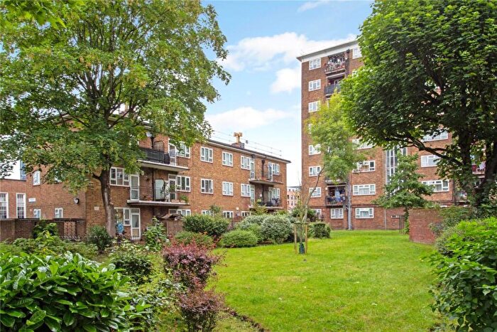 Flat To Rent In Penrose House, London, SE17