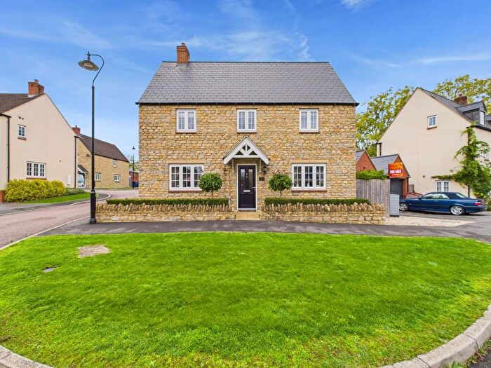 3 Bedroom Detached House For Sale In Roberts Road, Silverstone, NN12