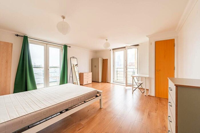 2 Bedroom Flat To Rent In Millennium Drive, Isle Of Dogs, London, E14