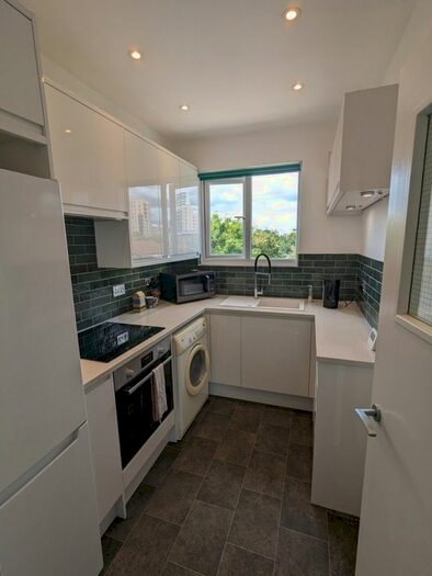 2 Bedroom Flat To Rent In Middlemill House, Armoury Way, London, SW18