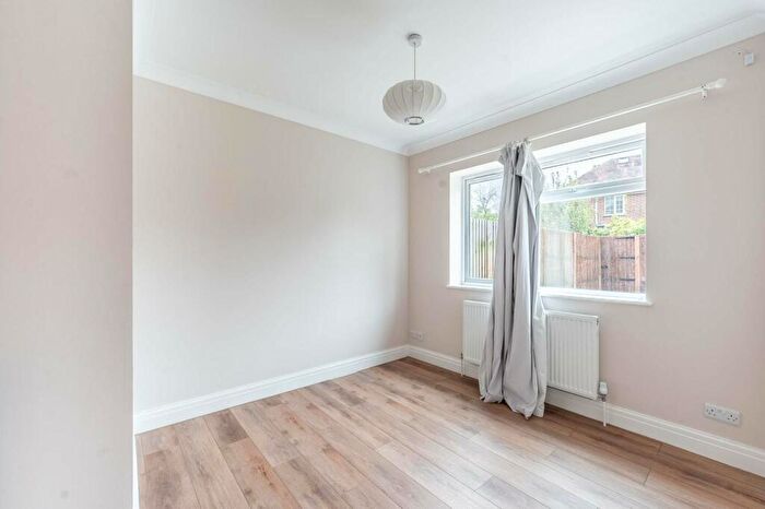 2 Bedroom Flat To Rent In Edgwarebury Lane, Edgware, HA8