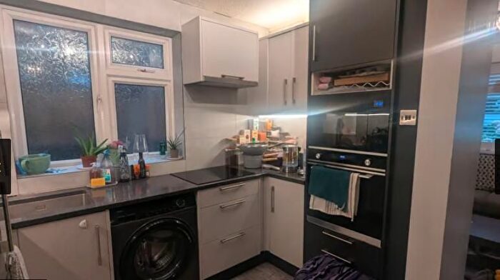 2 Bedroom Flat To Rent In Westbury Lane, East London, London, IG9