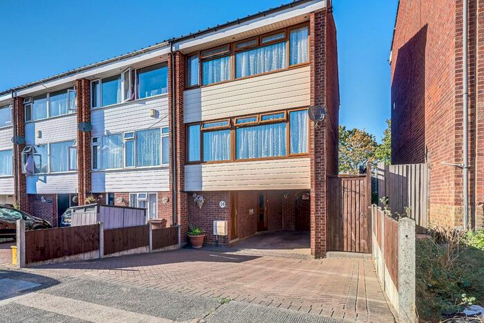 3 Bedroom Town House For Sale In Woodside View, Benfleet, SS7