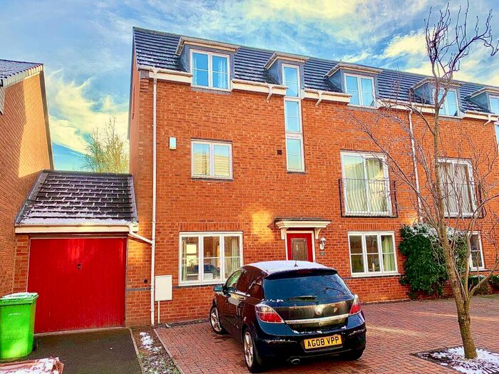 4 Bedroom Semi-Detached House To Rent In Parchment Mews, Carrington Point, NG5
